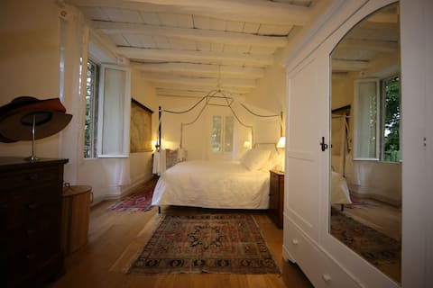 Enjoy outdoor pool, lovely walks, games. Sleeps 23