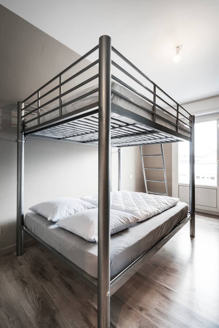 Спалня 2
Две легла 140 x 200 за 4 души + достъп до тераса