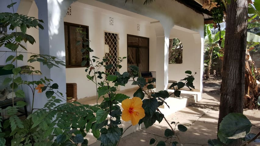 1 BD house in friendly compound
