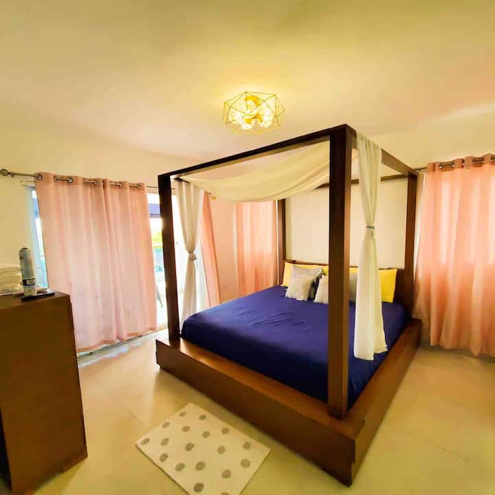 Glavna soba uključuje balkon i jacuzzi.