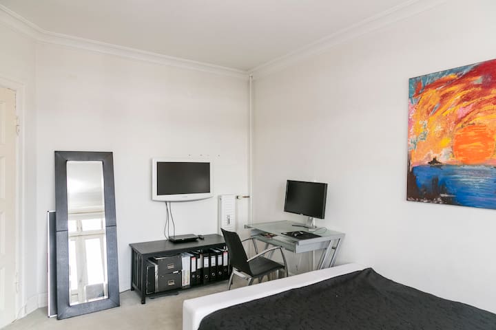 Centralt beliggende stort værelse. flats for rent in frederiksberg