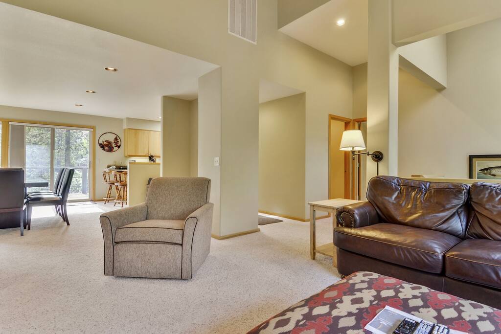 Couch,Furniture,Chair,Indoors,Room
