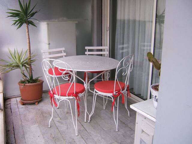 Entire home with 1 bedrooms in Saint-Raphael - 1 Bedroom at the heart of town, close to the sea