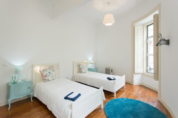 Dormitorio grande, con dos camas individuales.