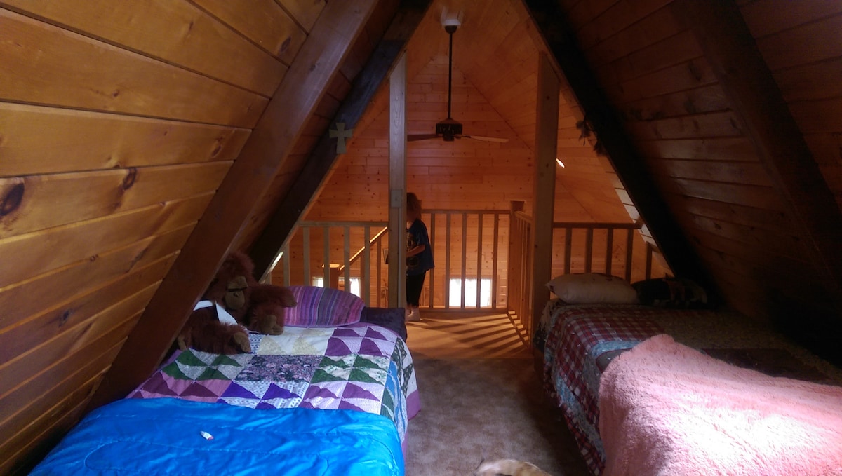 De andere kant van de loft - 2 eenpersoonsbedden.