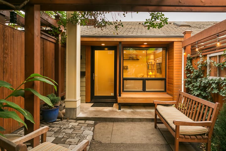 HAWTHORNE Wisteria Retreat