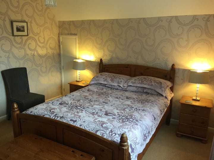 غرفة نوم رئيسية بإطلالة على البحيرة