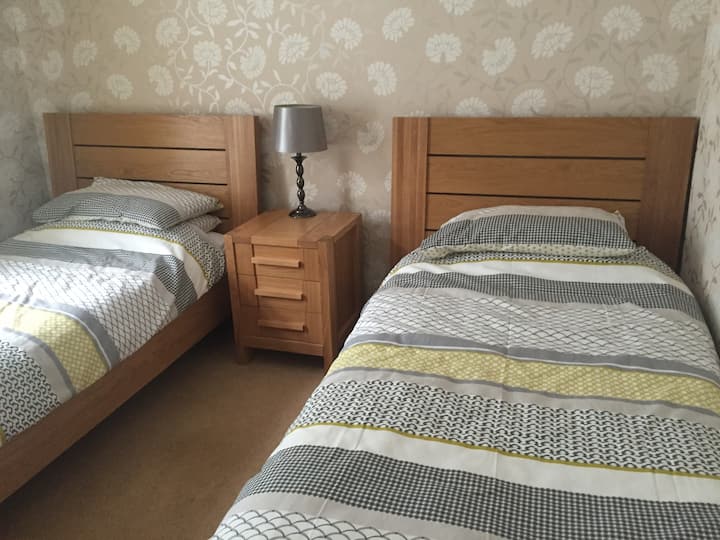 غرفة نوم تضم سريرين صغيرين