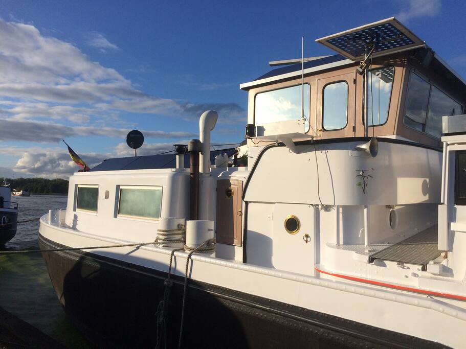 Kapiteinswoonst woonboot. Barge Boat Wheelhouse Houseboats for Rent