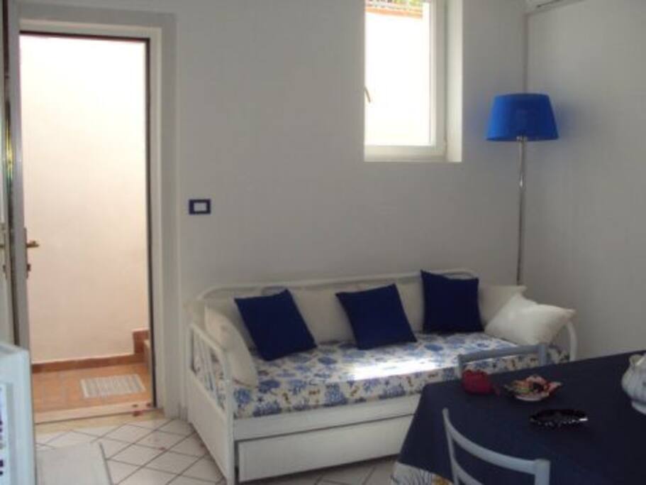 altra prospettiva soggiorno con divano letto