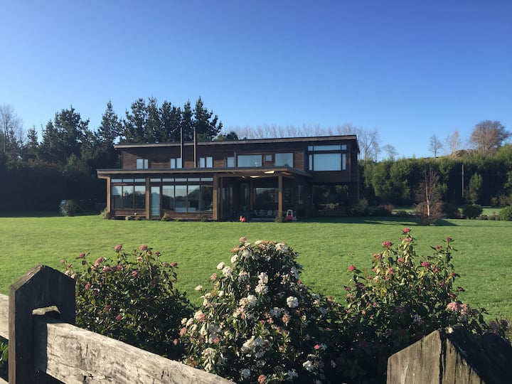 Beautiful house with access to the lake