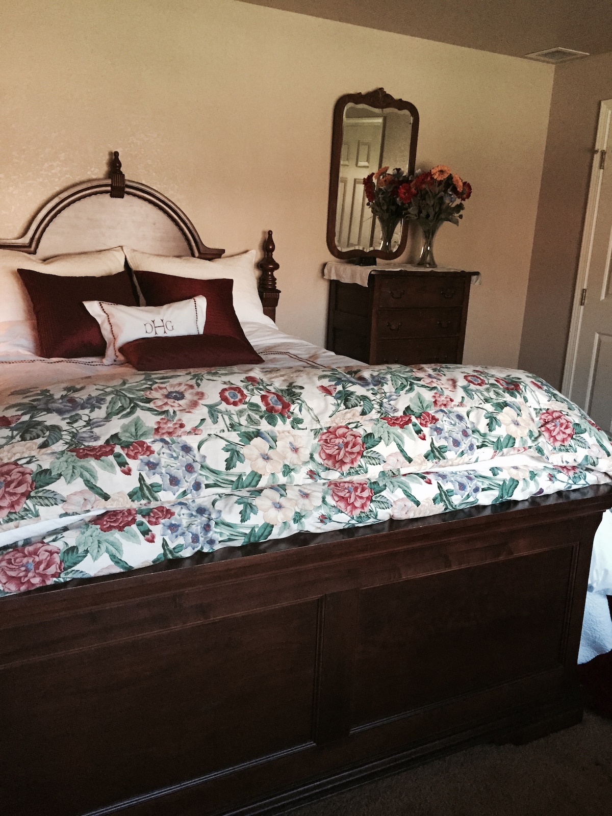 Chumba chako kikubwa cha kulala kilicho na kitanda cha ukubwa wa malkia.  Ina dirisha zuri la picha linaloangalia nje ya mto.