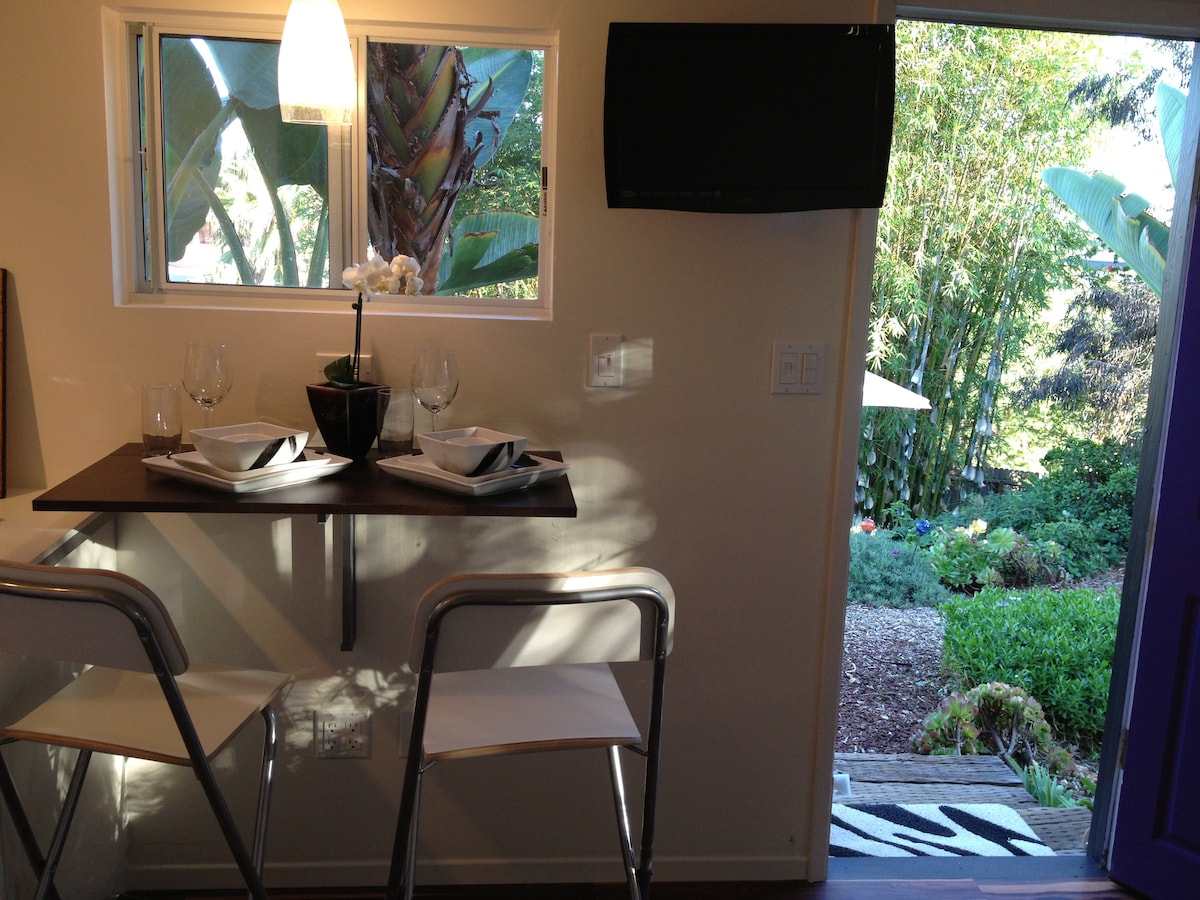 Bar pliant avec télévision intelligente et belle vue sur le jardin.