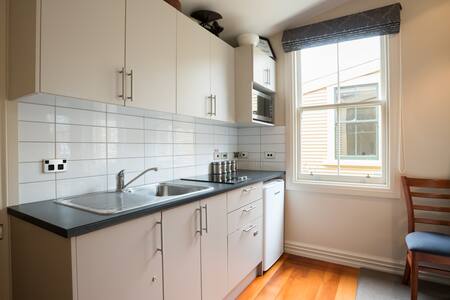 Inner-City Cottage - Cuba Street heritage chic