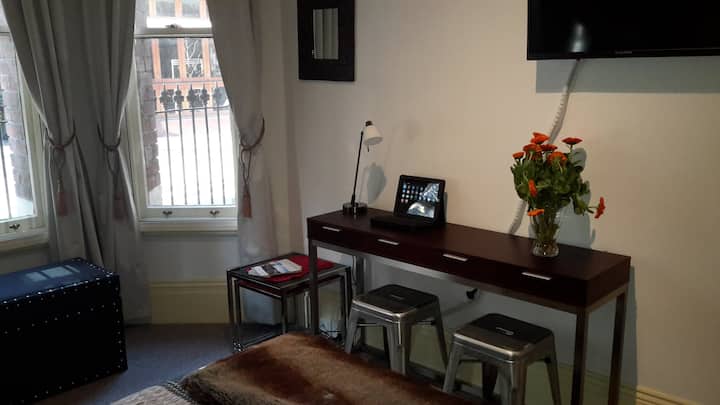 Tavolinë, stolitë dhe llambë leximi.  Wifi i shpejtë dhe falas edhe për përdorimin tënd.