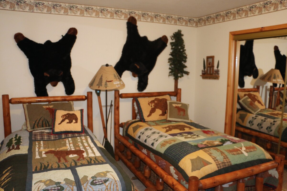 Chumba cha kulala cha mgeni kilicho na vitanda viwili vya ukubwa wa mapacha.