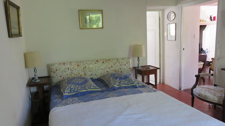 Hlavná spálňa na prízemí (manželská posteľ 160 x 200