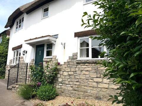 Beautiful 3 bedroom thatched cottage