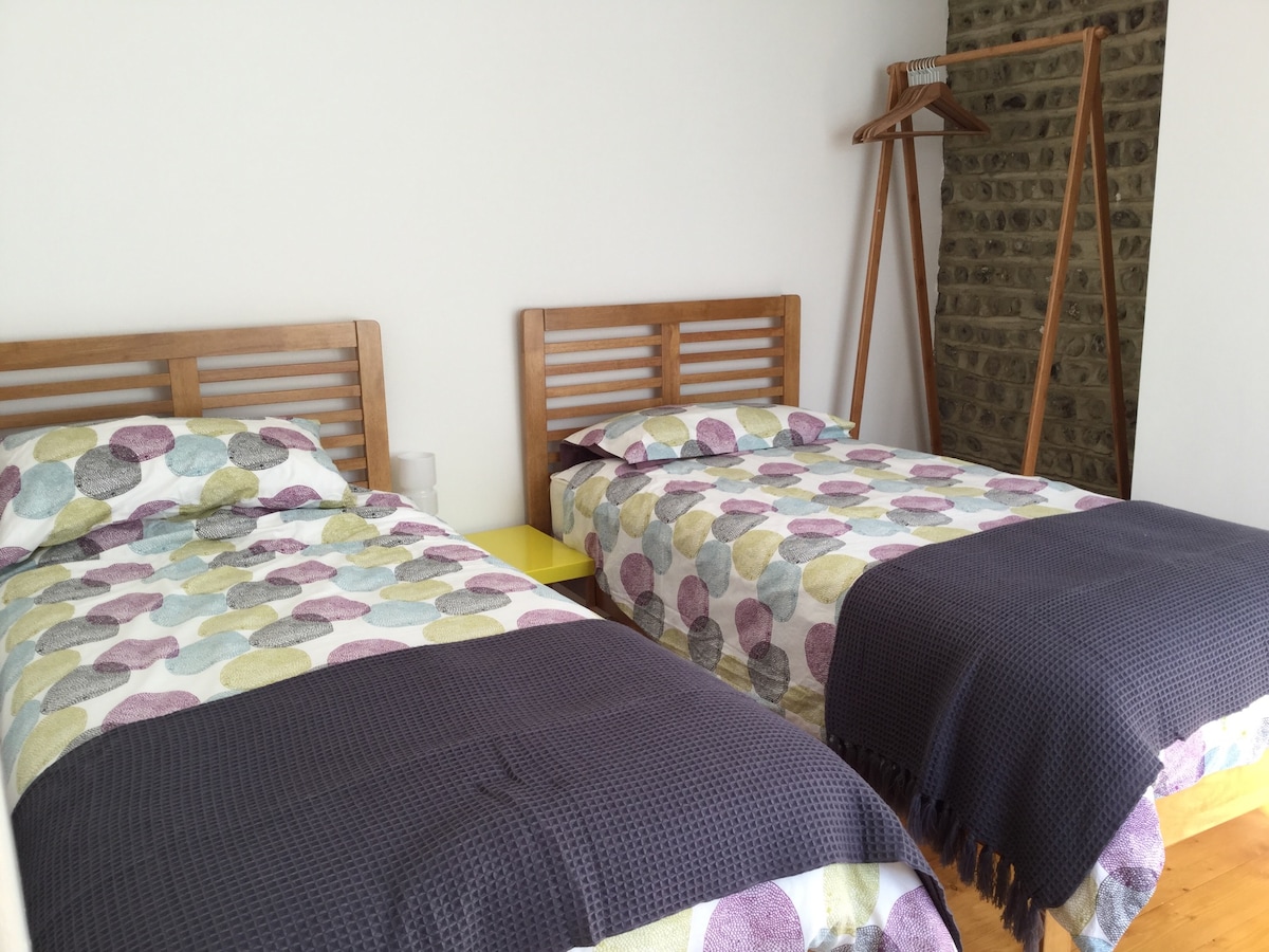 Chambre à deux lits avec baignoire à pantoufles