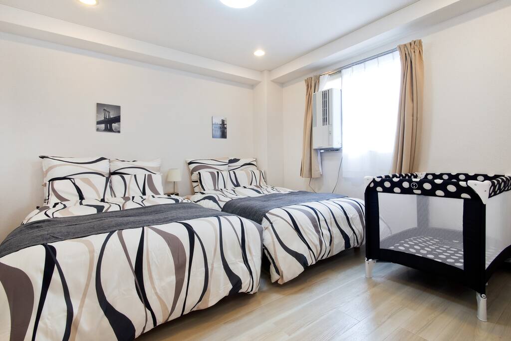 Double Twin Bed with Baby Bed
我們附有嬰兒床供您使用