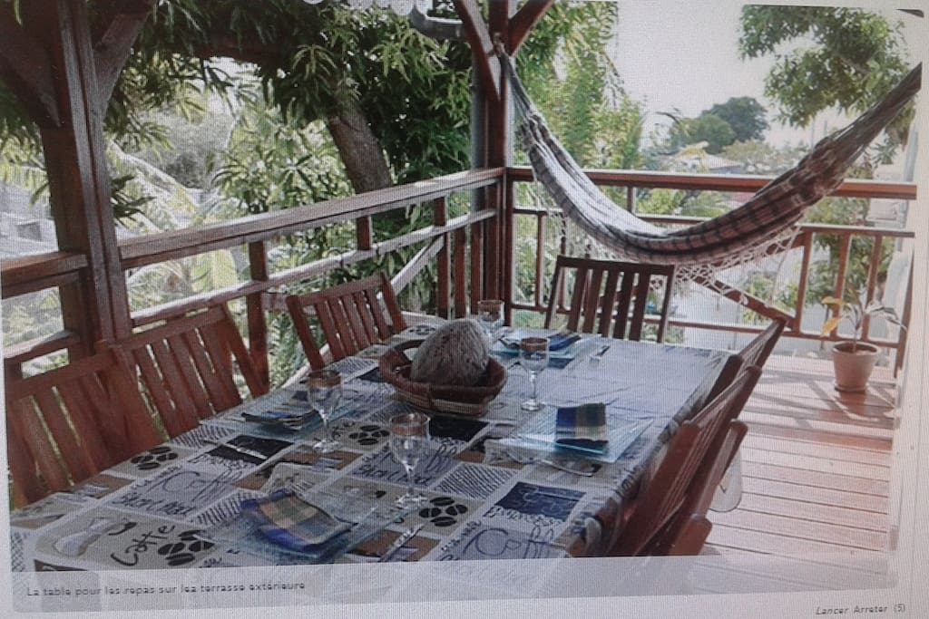 belle terrasse ventilée agrémentée d'un hamac pour se relaxer