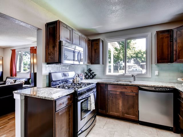 Garden Chateau in City Park + Hot Tub