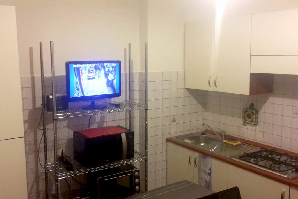 Cucina con:
fornello a gas
forno a microonde
fornetto elettrico
piastra elettrica
frigorifero, TV
tavolo da 4 a 6 posti