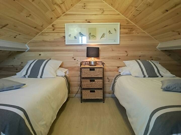 2 เตียงขนาด 90 x 200 บนชั้นลอยที่ปลอดภัยพร้อมประตูเพิ่มเติมที่ด้านบนบันไดสำหรับเด็กเล็กหากจำเป็น 