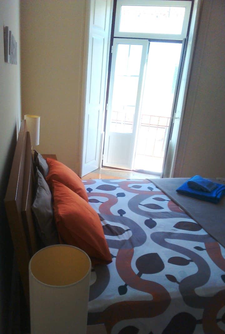 מיטה זוגית בחדר השינה הראשי