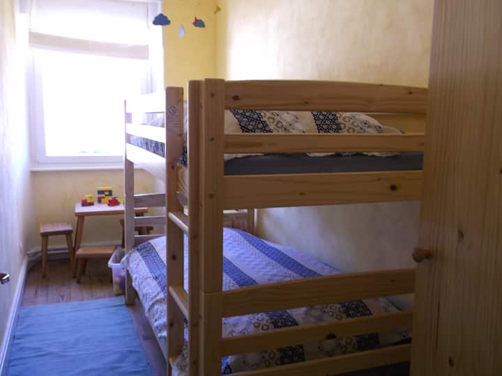 الغرفة التي تحتوي على سرير بطابقين