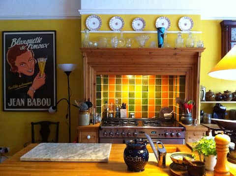 Top performing Airbnb: Superb GD floor mansion apartment in Moseley