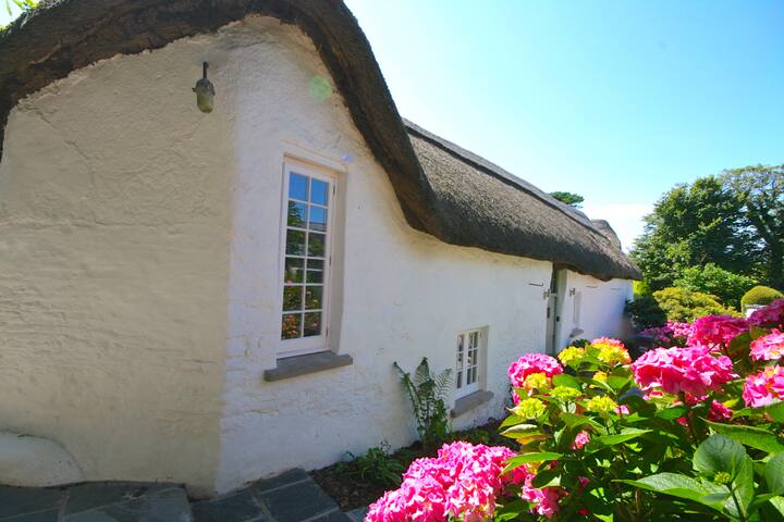 Thatched Barn By Sea W Tennis Sky Tv Spa Bbq Dogs Cottages For