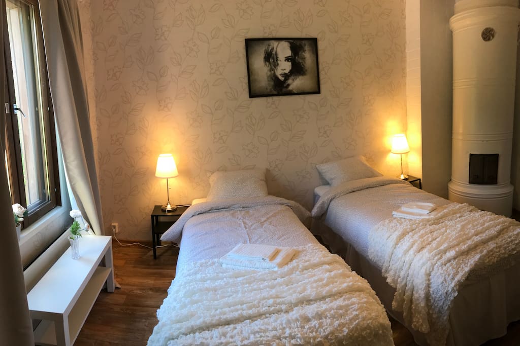 HUONE TAKALLA KAHDELLE