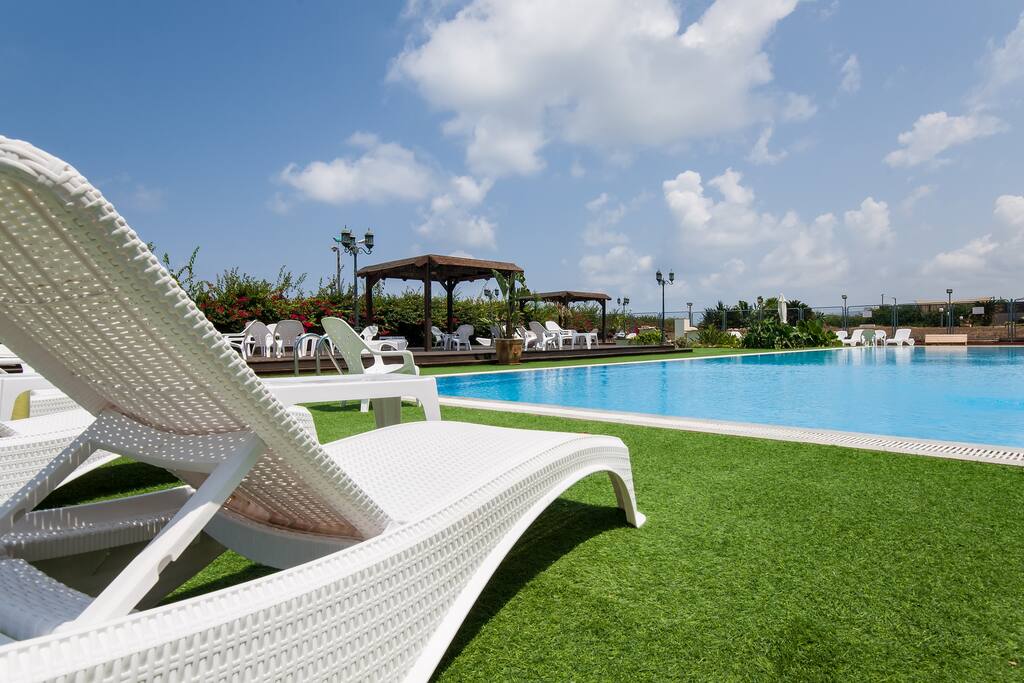 Meir 9 - view of the swimming pool - angle 3
