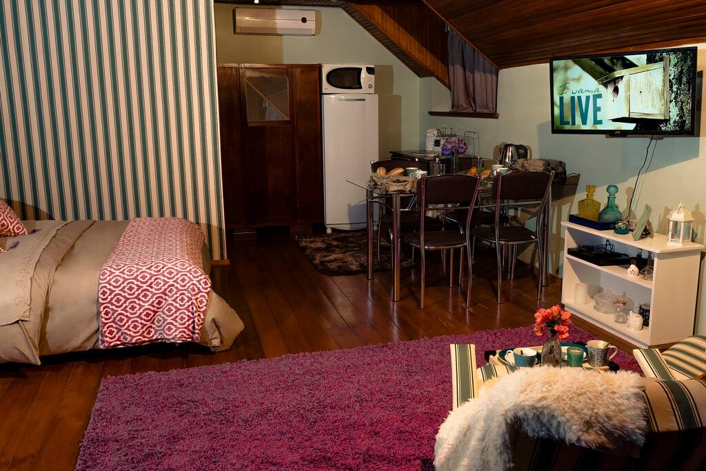 Ambiente integrado entre sala, cozinha e quarto.