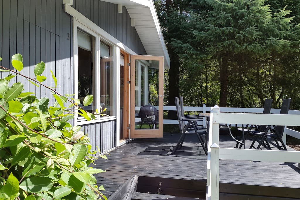 Dejlige solterrasse foran huset direkte fra stuen