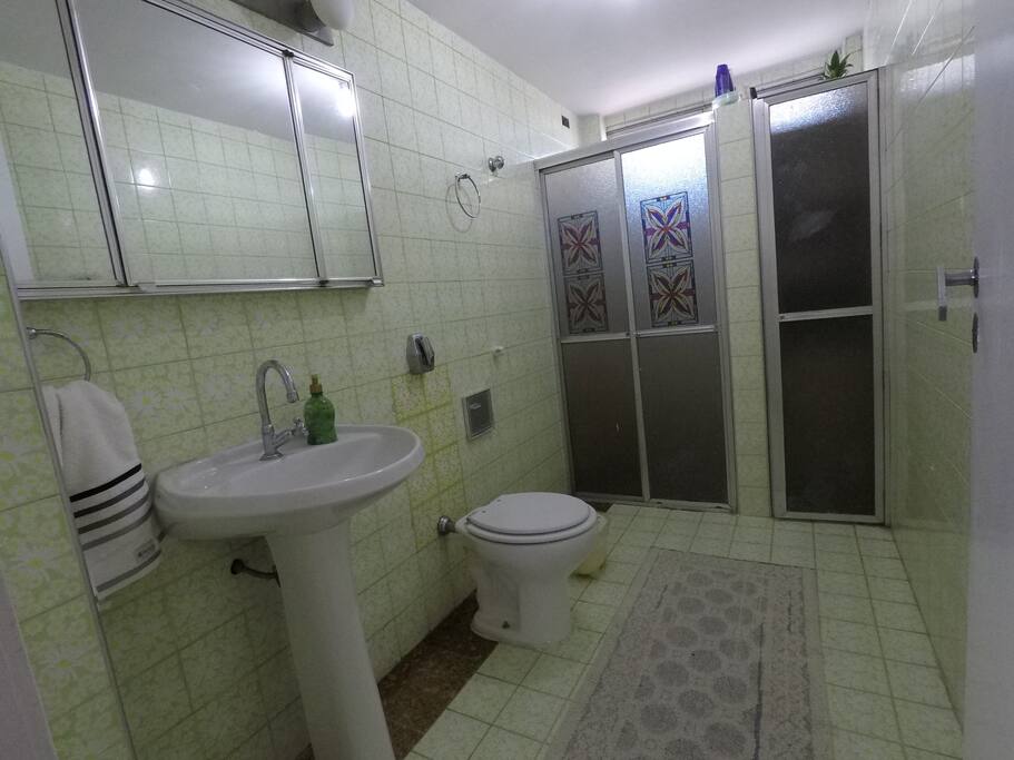 Banheiro compartilhado.