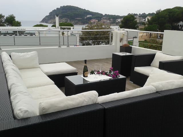 VILLA DE CHARME, LES PIEDS DANS L’EAU,