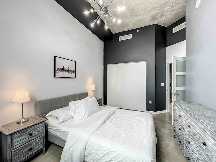 غرفة نوم ثانية بسرير بحجم كبير ومكتب وكرسي (معروض في صورة مختلفة) وخزانة ملابس وخزانة ملابس كاملة. 