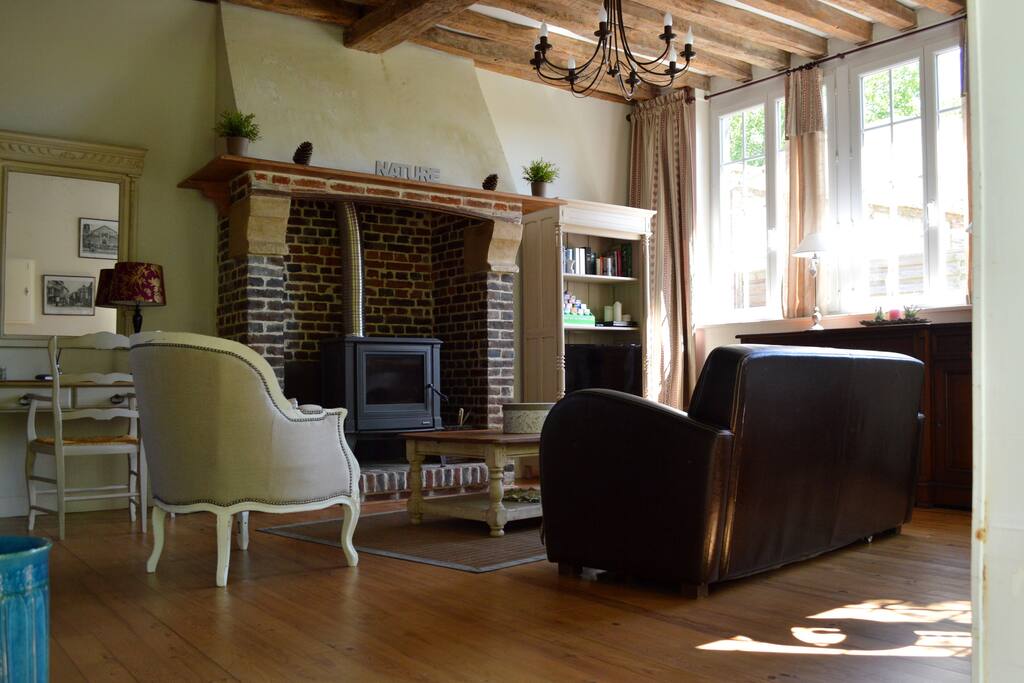 Le salon avec cheminée