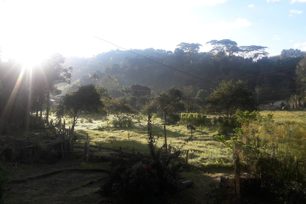 Amanecer desde el balcón del alojamiento, si buscas un lugar en donde descansar del ambiente de la ciudad esta es tu mejor opción al lado de flora, fauna, el sonido del agua y un hermoso paisaje.