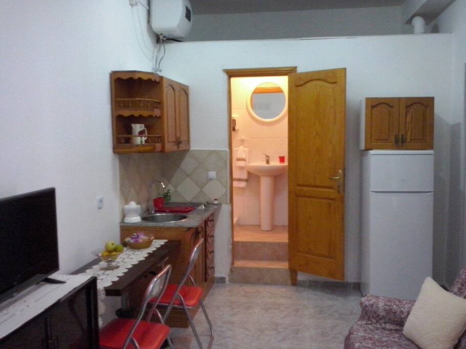 Mini Cocina y Baño completo