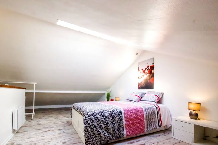 Passez une nuit au calme dans cette chambre à coucher à l'étage avec un confortable lit 140x200 