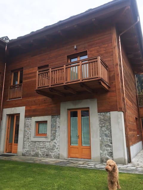 NEW luxury two floor house host up to 8 people