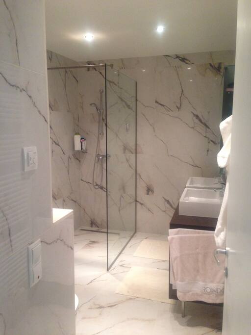 Designer Badezimmer groß