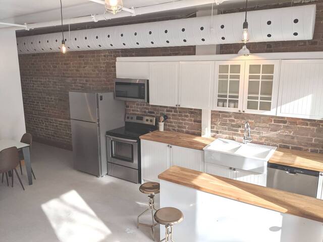 Chic Downtown 5 BR Escape | 18 Guests & Big Patio gallery image 4