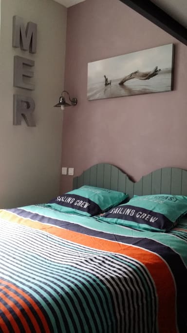 chambre avec 1 grand lit de 160cm, mezzanine avec 1 lit de 140 cm et placard