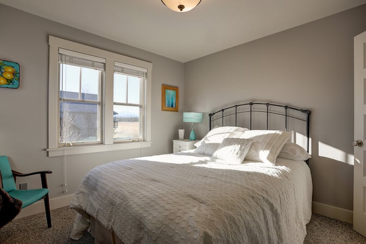 楼上「绿松石」卧室，配有标准双人床