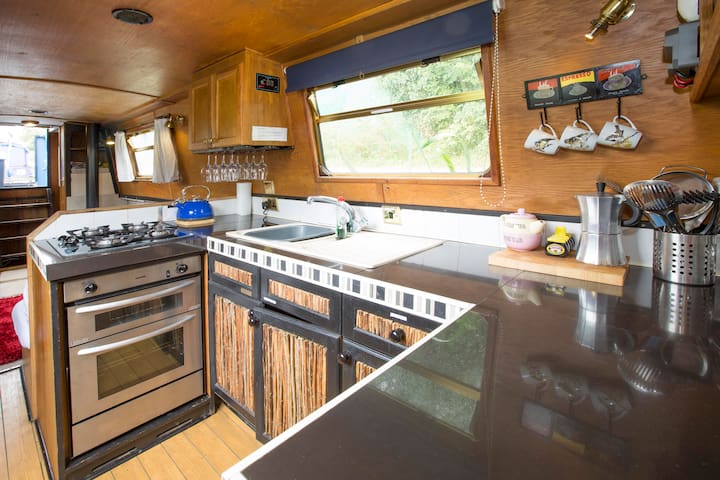 60ft narrowboat, sleeps 6, central Oxford