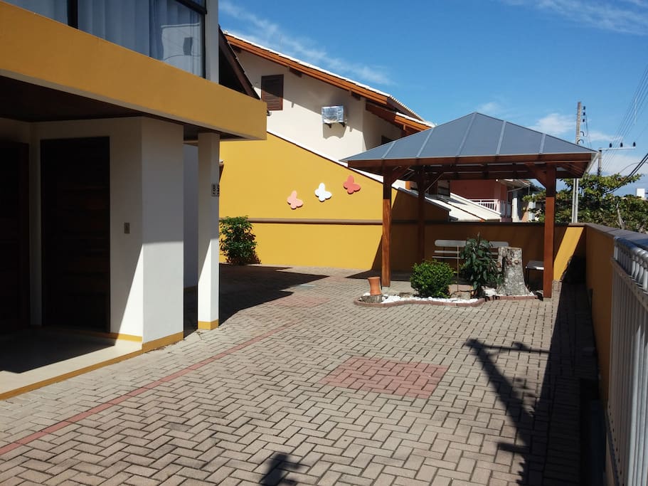 Parte da frente da casa e quiosque